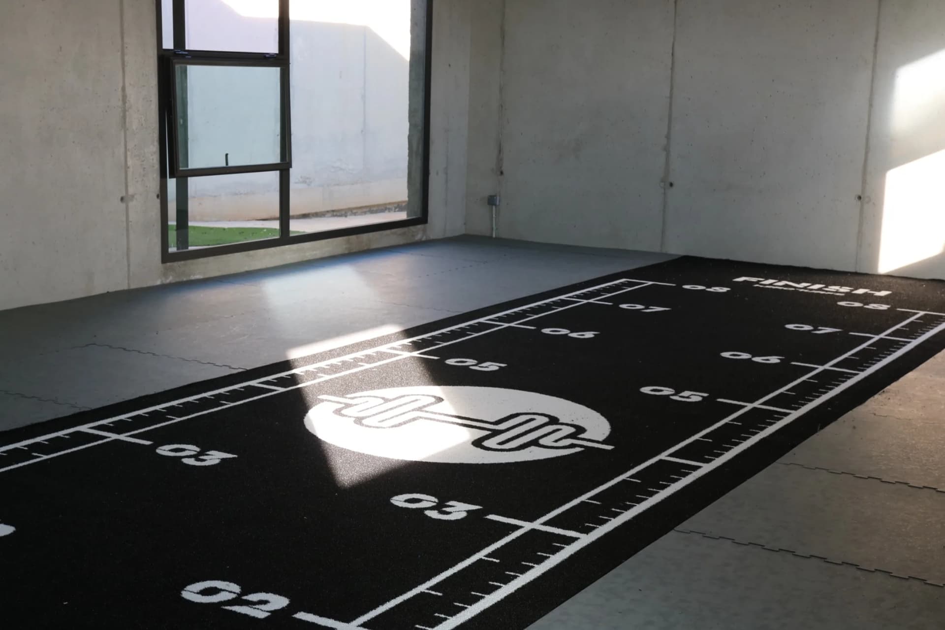 Piste Heroturfs livrée et étalée dans une salle de sport