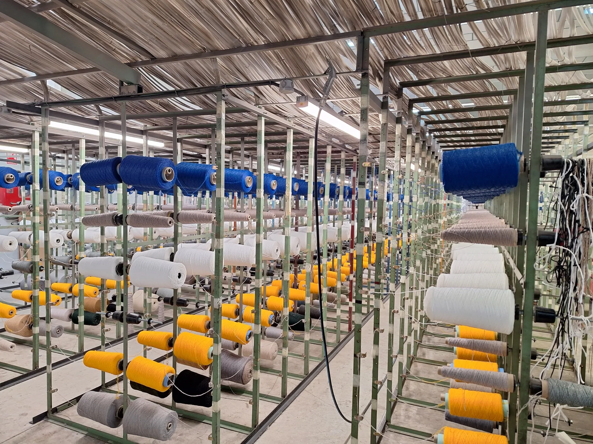 Équipe Rols et Heroturfs dans l'usine de fabrication en Espagne